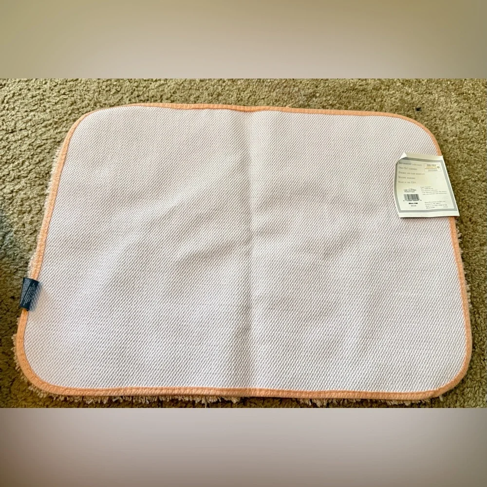 Modern Southern Home. NWT peach color bathroom rug 17 inch x 24 inch